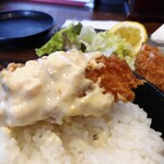 はるりん - カキフライにタルタルソースをたっぷりつけて♪