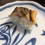 Kansuke - 鯖、肉厚です　ごはんの間にシソとガリが入っています