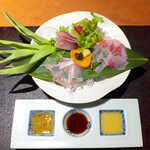 花仙庵 仙仁温泉 岩の湯 - 山里清流のお造り。生姜と玉ねぎのドレッシング、醤油、酢フルーティーな味噌で食べ比べ