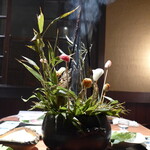 花仙庵 仙仁温泉 岩の湯 - 焼き物登場。囲炉裏をそのまま卓上に運んだような、楽しい演出