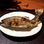 花仙庵 仙仁温泉 岩の湯 - ヤマメの塩焼き。炭火で焼かれているから、中までほっくり。日本酒が進みます