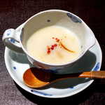 花仙庵 仙仁温泉 岩の湯 - 新玉ねぎと新生姜のすり流し。この素材を、ポタージュ風のすり流しで提供する発想に驚かされる