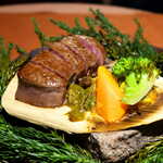 花仙庵 仙仁温泉 岩の湯 - 和牛フィレ肉・杉の香焼き。熱した石の上に置かれており、アツアツが供される