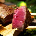 花仙庵 仙仁温泉 岩の湯 - 脂の少ない赤身を、レアに焼き上げている。非常に柔らかく、味噌をつけても塩を振っても美味♪