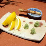 花仙庵 仙仁温泉 岩の湯 - 岩塩・レモン・本わさび。一切れずつ違う味で楽しめるのも、贅沢な気分