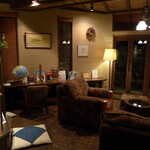 花仙庵 仙仁温泉 岩の湯 - 落ち着いた書斎風のラウンジ。客室数を絞り、パブリックスペースを配している余裕の設計に、凄みを感じる