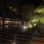 花仙庵 仙仁温泉 岩の湯 - 夜は川沿いがライトアップされ、思わず散歩に誘い出されてしまいます