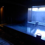 花仙庵 仙仁温泉 岩の湯 - まだ早い朝日が差し込む内湯