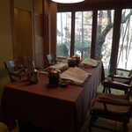 花仙庵 仙仁温泉 岩の湯 - 朝の食卓。外は竹林、さわやかな日差しが差し込みます