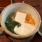 花仙庵 仙仁温泉 岩の湯 - 山芋のすり流しを加えた温泉鍋。豆腐・人参・三つ葉が入る、食べて味わう温泉の恵み