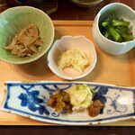 花仙庵 仙仁温泉 岩の湯 - うどのきんぴら、若いりんごのマヨネーズ和え、小松菜おひたし、瓜漬、白菜漬、小梅。