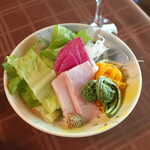 花仙庵 仙仁温泉 岩の湯 - サラダには分厚いロースハム・こごみ・紅芯大根が入り、内容充実。胡麻ドレッシングの風味も良い