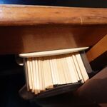 一条流がんこ総本家分家四谷荒木町 - 箸はカウンター下にあります。