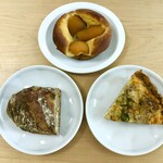 パーラー江古田 - 塩豚と春キャベツのキッシュ、カシューナッツと黒胡椒のパン（ハーフ）＆びわのブリオッシュ