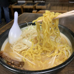 居酒屋 太郎 - 札幌の黄色い中太縮れ麺