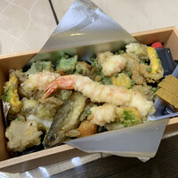 京都祇園 天ぷら八坂圓堂 - 宝楽天ちらし
                    10品の人気ネタを散りばめた宝石箱。海苔で仕切った台飯も天つゆ味と胡麻塩味の2種。
                    