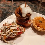 Gandarias - 中央が名物の3段マッシュルームと生ハム、左はうなぎの稚魚風すり身乗せ、右は人気のサクサク蟹タルト