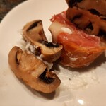 Gandarias - 肉厚でジューシーなマッシュルームに生ハムの塩気、にんにくのパンチが効いた白いアリオリソースのハーモニー