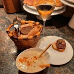 Gandarias - 注文ごとに調理される熱々のピンチョス、手前はキノコとチーズのリゾット2.75ユーロ、右奥はSolomillo（牛フィレのステーキ）2.8ユーロ