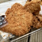 肉のヤマキ商店 - 「アジフライ」150円也。「唐揚げ」1個100円也。税別。