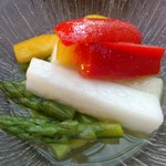 北の味紀行と地酒 北海道 - アスパラと野菜のピクルス。