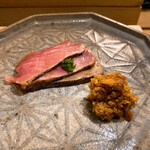 すし ふくづか - 藁で香りづけした目近鮪～やま山葵とともに 