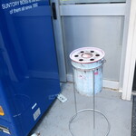 ラーメン二郎 - 店外の喫煙スペース