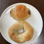 パンの森　クララ - 上　あん塩パン
      下　イチジクベーグル