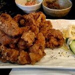 定食・串揚げ居酒屋 アジト - デカイから揚げ5個。