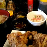 定食・串揚げ居酒屋 アジト - ハーフ蕎麦と小鉢。