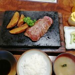 とんかつ石焼ステーキ石の家 - 味噌汁と漬物が街の食堂っぽくて好き！