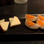 DEN - 自家製燻製のスモークチーズ、卵