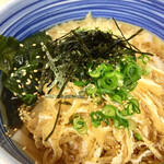 Shirakawa Soba - 白胡麻 若布 海苔に刻んだ油揚げがどっさり　コシはないけどキリッと冷えた美味しいうどんです