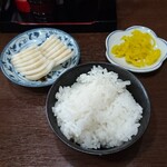 支那そば 佐川 - スープとご飯の相性はバツグン。ここのお新香も極旨。