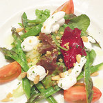 アスパラガスと山羊チーズ×フロマージュブランのサラダ。