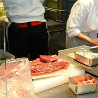 肉寿司 肉和食 KINTAN コレド室町 - カウンターから見える厨房の様子
