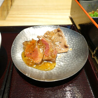 肉寿司 肉和食 KINTAN コレド室町 - 牛刺しユッケ