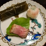 和ごころ 泉 - 鴨ロース、桜の葉で巻いたさよりのお鮨、甘鯛の手鞠寿司。