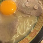 麺家ぶらっくぴっぐ - 生玉子入りラーメン