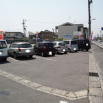 Yakisobaya Kou - 店舗横駐車場は全6台。ランチタイムは満車でした！