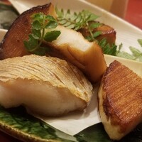 東茶屋 なかむら - ⑥焼き白子筍(大阪府貝塚産)、焼き白甘鯛(産地聞き忘れ、14日熟成)
                      白甘鯛は七尾ではなく福井or京都、日本海側の産地だったと思うのですが思い出せません。(×_×)
                      それにしても美味しそう♪