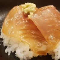 東茶屋 なかむら - ⑩(アラ)(石川県珠洲産)(14日熟成)の漬け丼(石川県産コシヒカリ)
                    産卵期は初夏～夏、旬は秋~冬
                    九絵(クエ)でなく(アラ)が登場！
                    キチンと寝かせてあり旨み&甘みを引き出されています