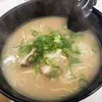 長浜ラーメン リキマル - ラーメンは600円～。今回は「ラーメン・やきめしセット」（990円）をいただきました。