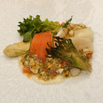 マノワール・ディノ - フランス産ホワイトアスパラガス　アスパラのピュレ　ニュージーランド産サーモン　ホタテ　手長海老　ラビゴットソース