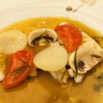 マノワール・ディノ - アイナメの白ワイン蒸し　ポテト　トマト　マッシュルーム　フェンネル　アニスと白ワインのソース