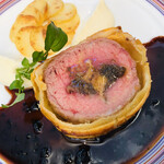 マノワール・ディノ - マリアカラス　仔羊とフォアグラのパイ包み焼き　ポテトのピュレ　ポテトの焦がしバターソース　シャンピニオン　トリュフ　ペリグーソース