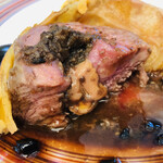 マノワール・ディノ - マリアカラス　仔羊とフォアグラのパイ包み焼き　ポテトのピュレ　ポテトの焦がしバターソース　シャンピニオン　トリュフ　ペリグーソース