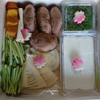 富小路 やま岸 - 花山椒、筍、椎茸、豆腐などが入っていました