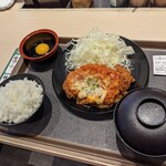 Matsunoya - チビの、チーズトマト厚切りかつ定食(税込800円)+生玉子(60円)