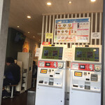 松屋 - 店舗入口正面の券売機